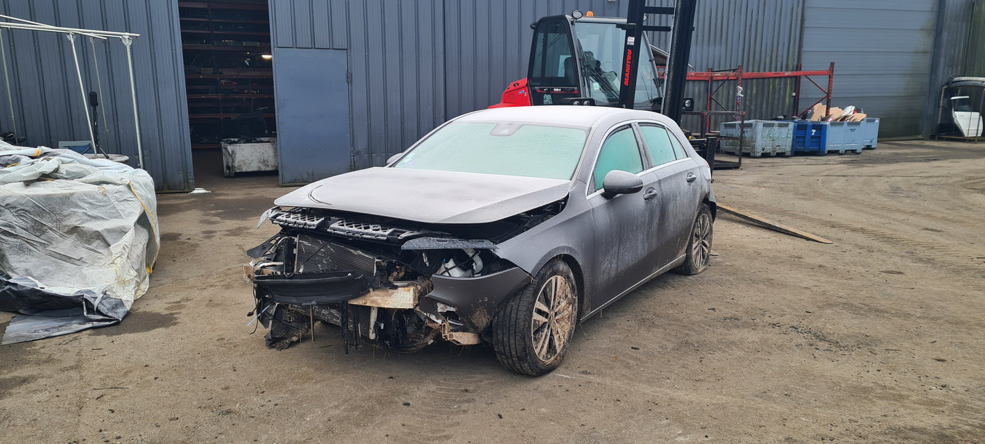 MERCEDES CLASSE A - 180 - ESSENCE - VHU 2025 0462