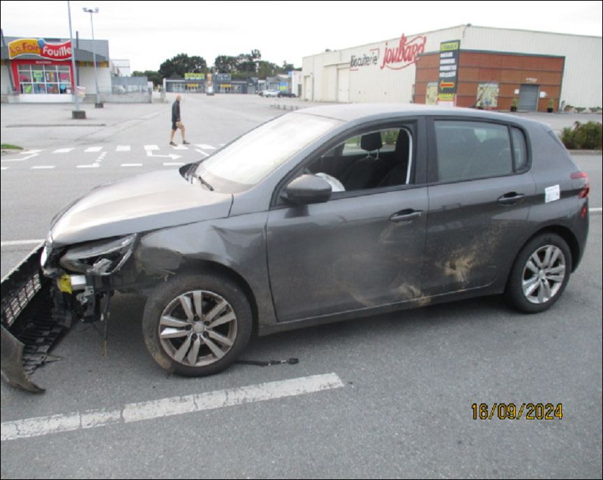 PEUGEOT 308 - 1.2 PTEC - ESSENCE - VHU 2024 2745