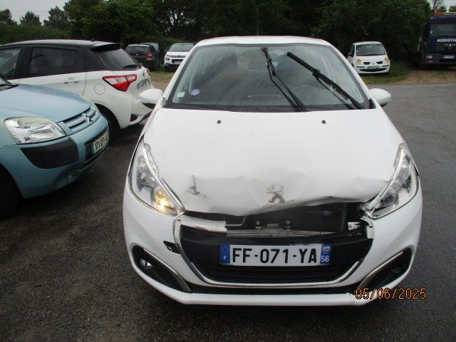 PEUGEOT 208 - 1.2 PURETECH - ESSENCE - VHU 2025 1622